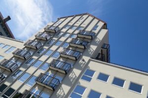 Iht. sameiets vedtekter skal seksjonene som selges kun betale felleskostnad for sin andel av ytre vedlikehold. 