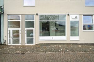 Lokalet har enkel tilkomst via gateplan og store vindusflater med gode eksponeringsmuligheter.