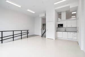 Lokalet går over to-plan og har en arealeffektiv romløsning. Samlet bruksareal utgjør 93 m² (BRA). 