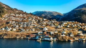 Vaksdal er et trivelig og oversiktlig lokalsamfunn med sterk tilhørighet til naturen og fjorden. Tettstedet ligger idyllisk til ved Veafjorden.