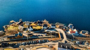 Kaivegen 9B ligger skjermet fra Vaksdal stasjon nede ved fjorden. Samtidig er praktisk med kun få minutters gang til perrongen. 