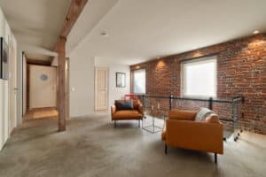 Tv/stue på om lag 26 m² med flere bruksmuligheter. Her er det en rød tråd i alle rom. 
