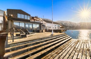 En helt unik uteplass ved sjøen som bader i sol. 