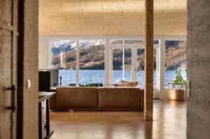 Her kombineres industriell arkitektur med moderne komfort med fjorden som bakteppe.