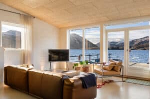 Det er vannbåren gulvvarme i alle rom inni boligen og radiatorovn i
bod med utvendig adkomst. Vannbåren varme forsynes via sjøvarmepumpe.