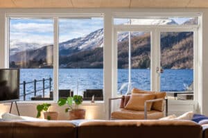 Store vindusflater gir spektakulær utsikt over fjord og fjell. Det er virkelig gode lysforhold i boligen. 