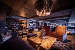 Her finner man blant annet loungeområde, restauranter og bar.