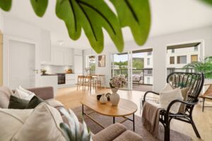 Stue/kjøkken på 28,9 m² med parkettgulv og malte flater.
