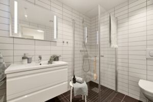 Flislagt bad på 4,3 m² med vannbåren gulvvarme.