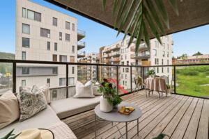 Sørvendt uteplass med adkomst direkte fra oppholdsrommet.