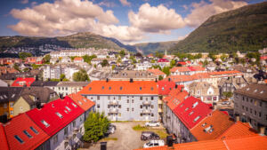 I bakgården er det 6 parkeringsplasser tilhørende borettslaget. Parkeringsplass kan leies av styret etter avtale. 