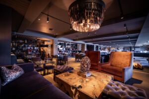 Her finner man blant annet loungeområde, restauranter og bar.