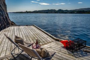 Stort bryggeanlegg hvor det er godt tilrettelagt for hyggelig aktiviteter for hele familien 