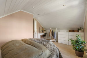 Romslig soverom på ca. 13,3 m² i loftsetasjen.