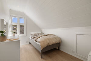 Loftsetasjen inneholder flere anvendelige soverom.