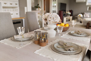 God plass til et romslig spisebord for familie og gjester.