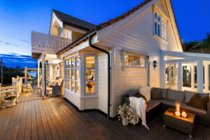 Sørvestvendt terrasse på ca. 45 m² med gode møbleringsmuligheter.