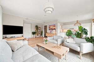 Det er åpen løsning mellom stue og kjøkken, som gir en fin flyt og luftig atmosfære. Moderne og gjennomført stil med lyst 1-stavs eikeparkettgulv og delikate fargevalg.