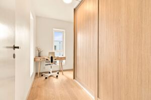 Det tredje soverommet er innredet med en romslig skyvedørsgarderobe. Rommet egner seg også godt til hjemmekontor eller lignende.