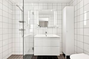 Det er 2 helflisede bad i leiligheten. Det private badet tilknyttet hovedsoverommet har en moderne og tidløs utførelse.