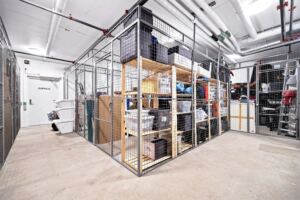 Leiligheten disponerer en romslig ekstern bod på 8 m² – svært gode oppbevaringsmuligheter. Den store boden gir verdifull ekstra lagringsplass til blant annet sportsutstyr, kofferter og sesongartikler.