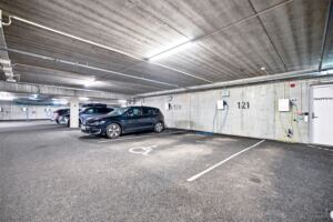 Fast parkeringsplass med elbillader i felles garasjeanlegg (plass nr. 121) – en svært praktisk kvalitet i hverdagen. Det er også noen gjesteplasser i garasjeanlegget.