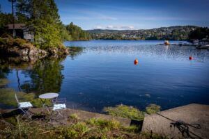 Ca. 54 meter egen sjølinje mot Slettevika/Nordåsvannet– en helt spesiell kvalitet som gjør sjøen til en naturlig del av eiendommen.