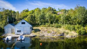 Kajakken kan sjøsettes fra egen eiendom – perfekt for en tidlig morgentur eller en rolig padletur på sommerkvelden. Det er også båtfeste i bøye. Lun havn og god dybde. (Naust medfølger ikke)